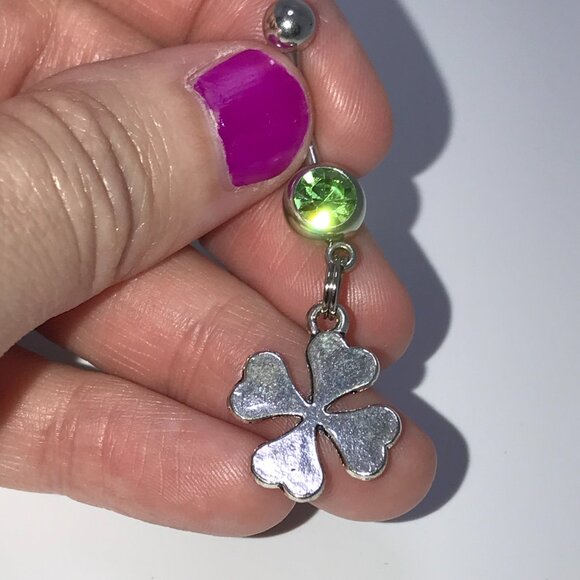 Green Gem Shamrock Dangle Belly Ring - Picture 9 of 10
